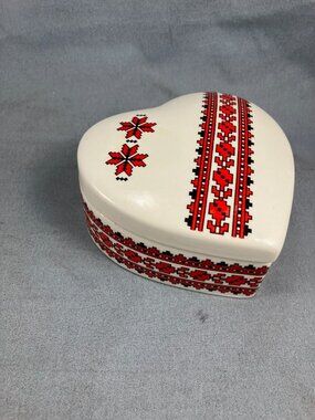 Vtg Ukrainian Ceramic Heart Shaped Trinket Box with lid 4"